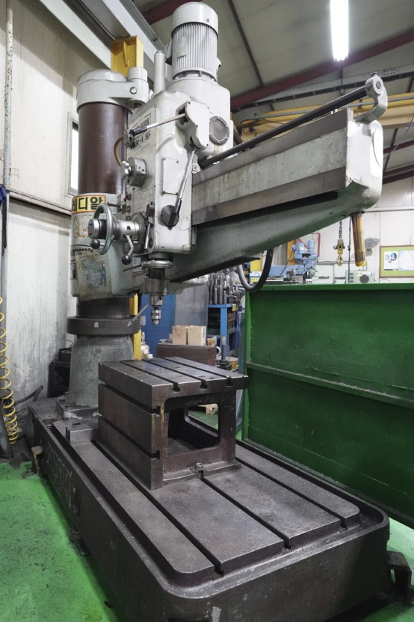 레디알 드릴링 머신